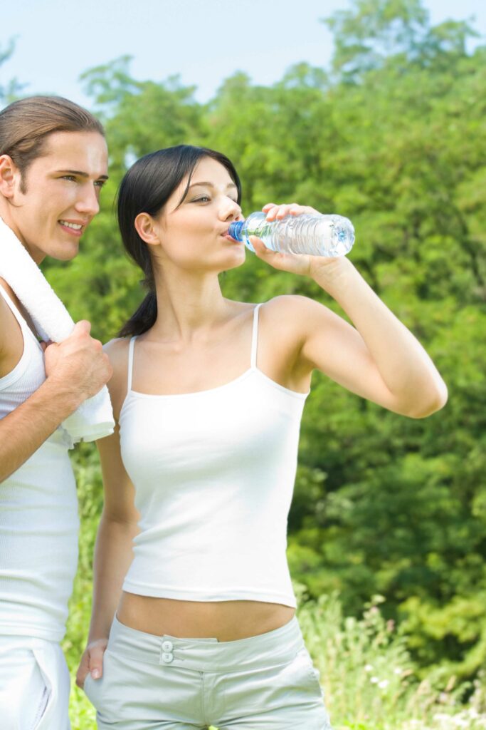 Couple ayant des résultats de forme et silhouette et faisant du sport